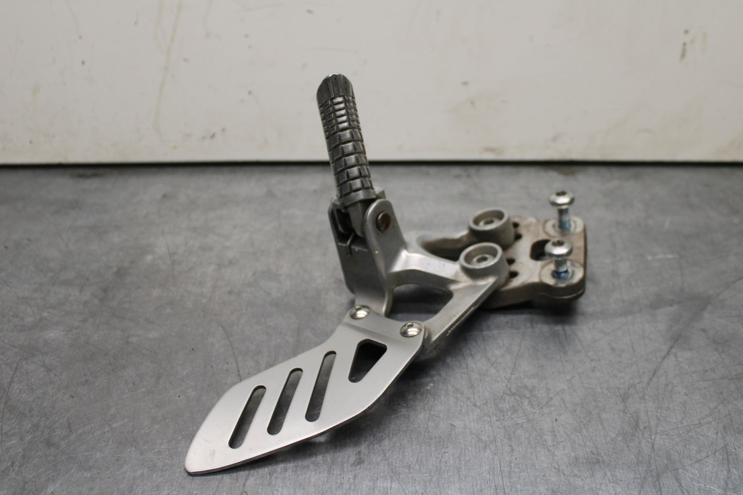 08-10 SUZUKI GSXR 600 LEFT REARSET REAR SET DRIVER FOOT PEG REST STOP BB753