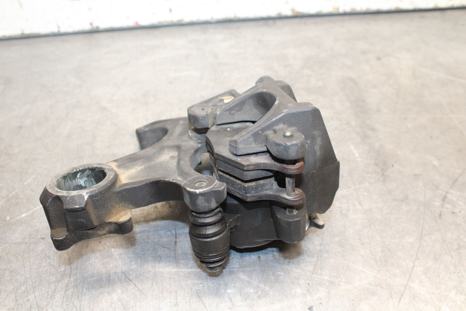 08-10 SUZUKI GSXR 600 REAR BACK BRAKE CALIPER W MOUNT BRACKET  BB721