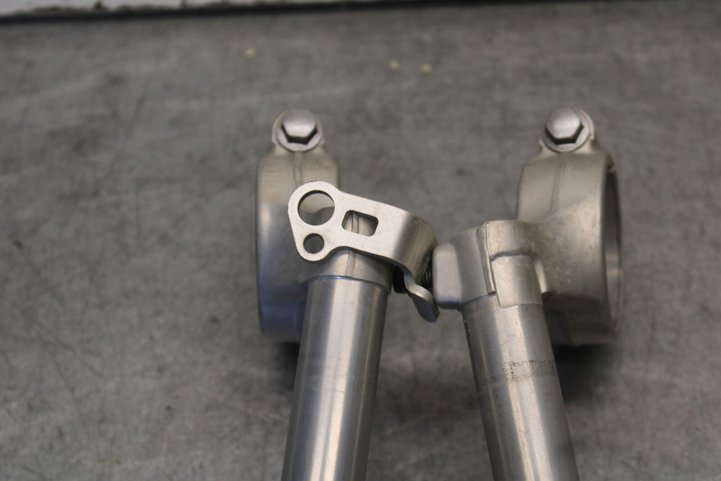 05-06 SUZUKI GSXR1000 LEFT RIGHT CLIP ON HANDLEBARS PAIR SET 56111-41G00 BB663