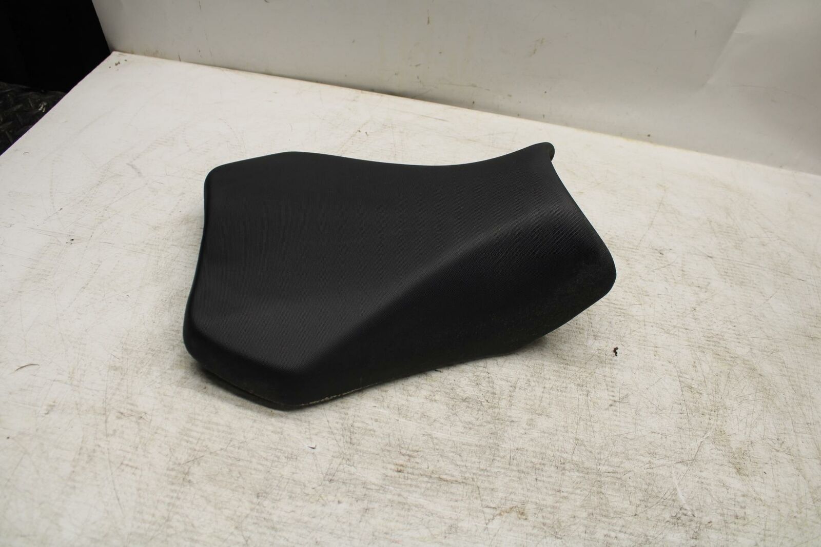 11-19 SUZUKI GSXR600 FRONT DRIVERS SEAT PAD SADDLE PILLION BB371