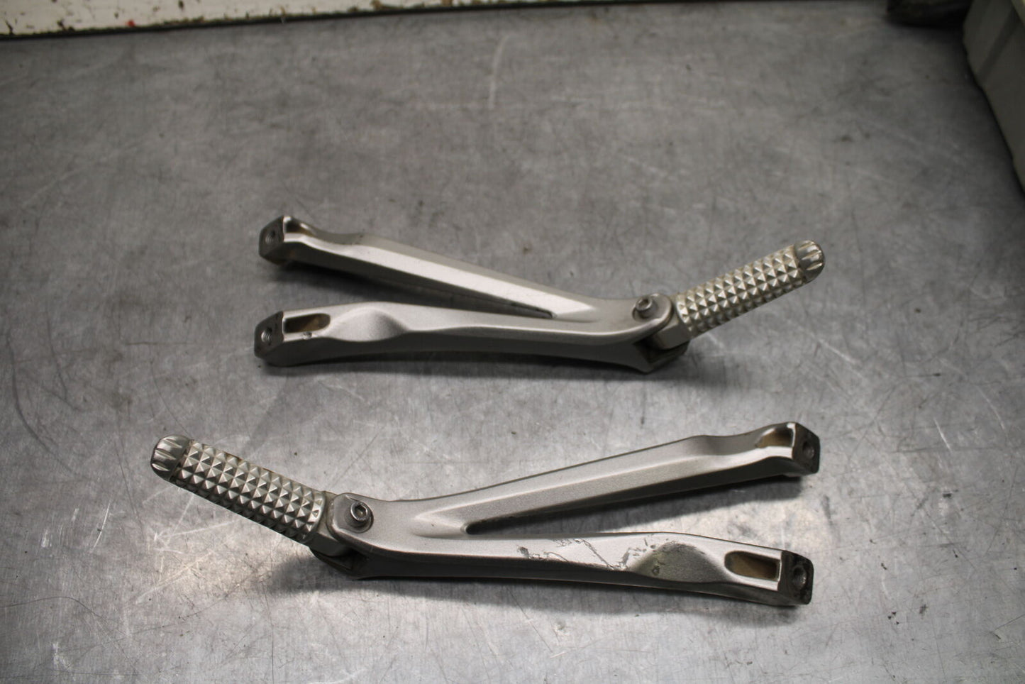 07-08 YAMAHA YZF R1 REAR BACK PASSENGER PEG SET PAIR BB724