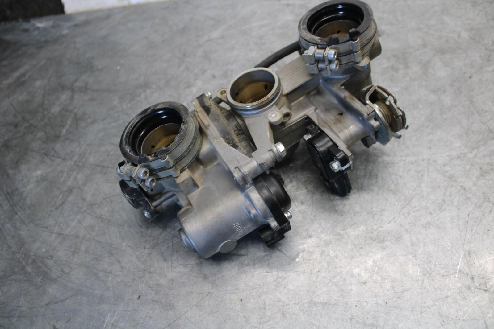 2015 Yamaha FZ09 MAIN FUEL INJECTORS / THROTTLE BODIES 1RC-12572-00-00 BB535