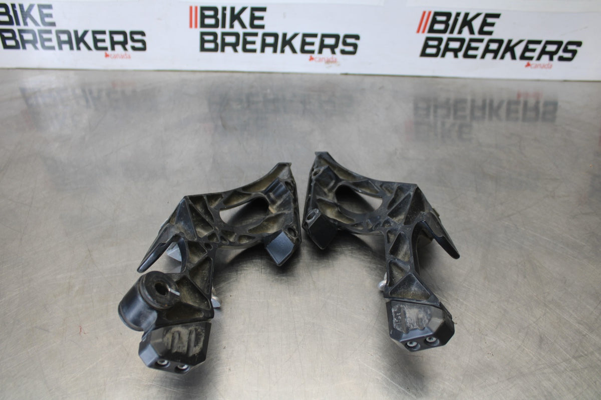 09 KAWASAKI CONCOURS 14 ZG1400B REAR BACK PASSENGER PEG SET PAIR BB875