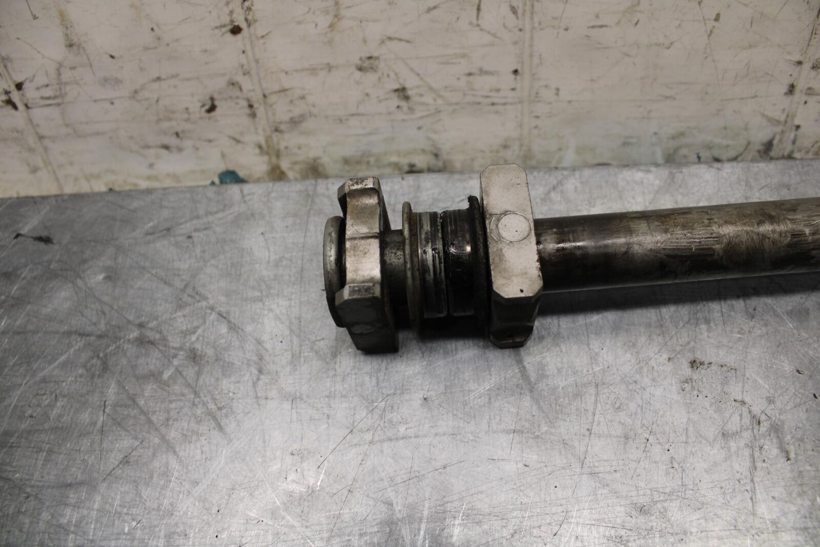 05-06 HONDA CBR600RR REAR AXLE  WHEEL RIM PIVOT BOLT AXEL 42301-MEE-D00 BB479