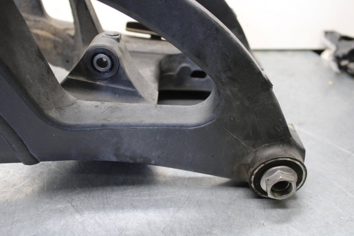 16 KAWASAKI NINJA ZX10R REAR SWINGARM BACK SUSPENSION 33001-0648 BB650