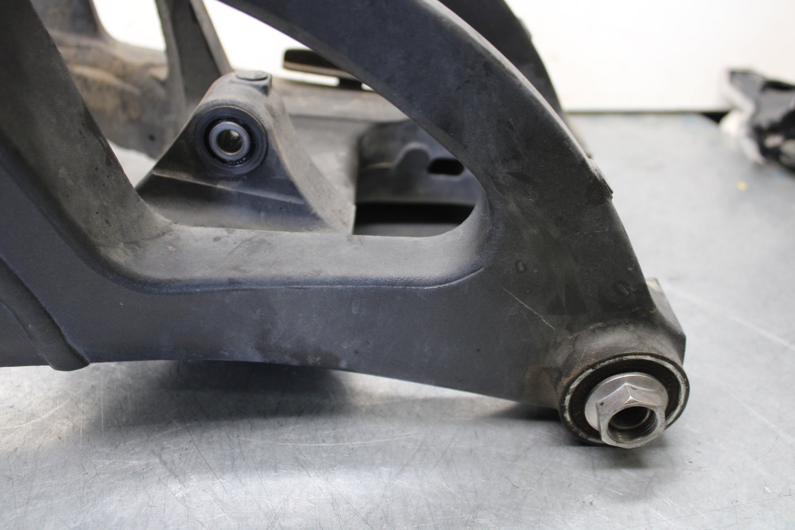 16 KAWASAKI NINJA ZX10R REAR SWINGARM BACK SUSPENSION 33001-0648 BB650