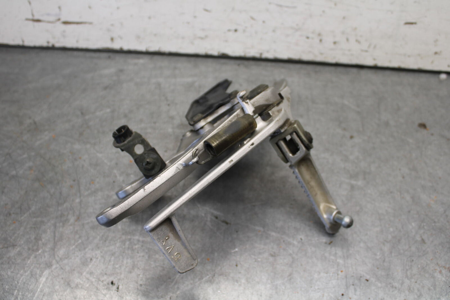 04-06 YAMAHA YZF R1 RIGHT REARSET REAR SET DRIVER FOOT PEG REST STOP BB432