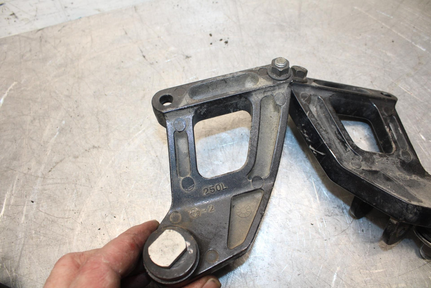 00-01 KAWASAKI ZZR600 REAR BACK PASSENGER PEG BRACKET SET PAIR BB31