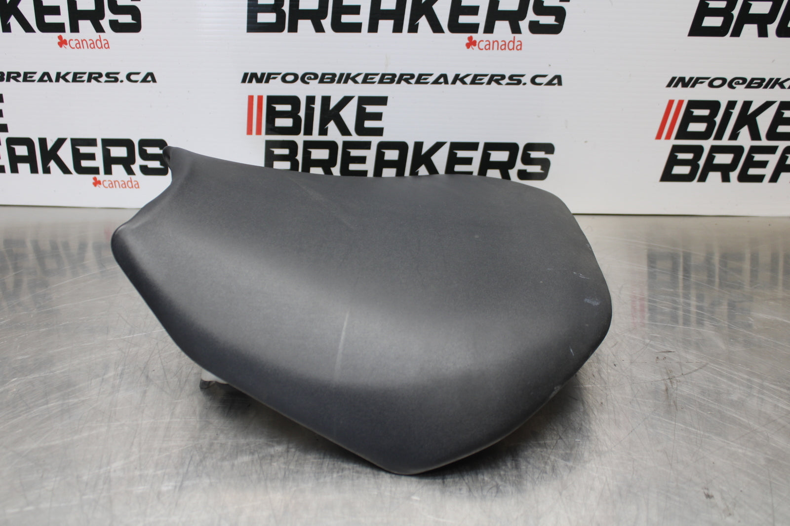 04-05 KAWASAKI NINJA ZX10R FRONT DRIVERS SEAT PAD SADDLE PILLION BB163