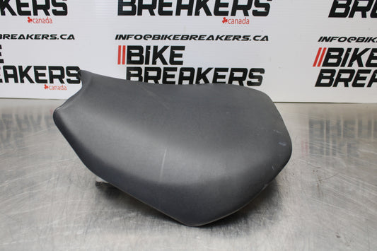04-05 KAWASAKI NINJA ZX10R FRONT DRIVERS SEAT PAD SADDLE PILLION BB163
