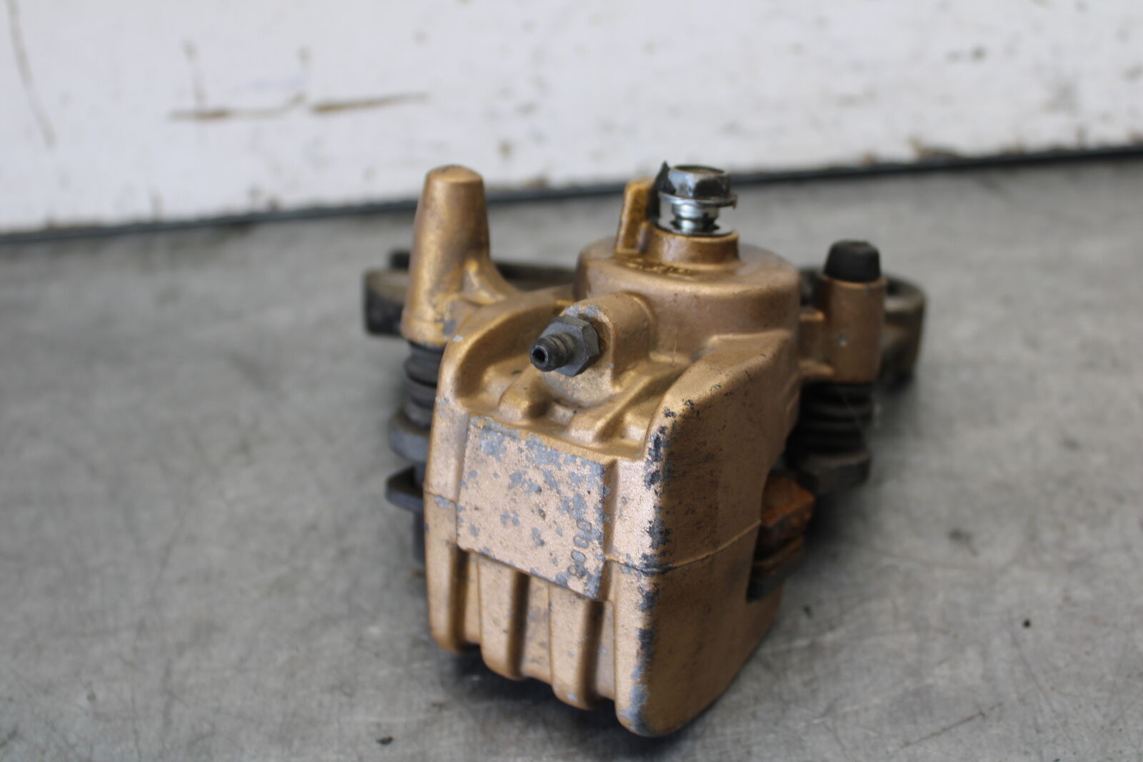 03-04 KAWASAKI NINJA ZX6RR REAR BACK BRAKE CALIPER W MOUNT BRACKET BB684