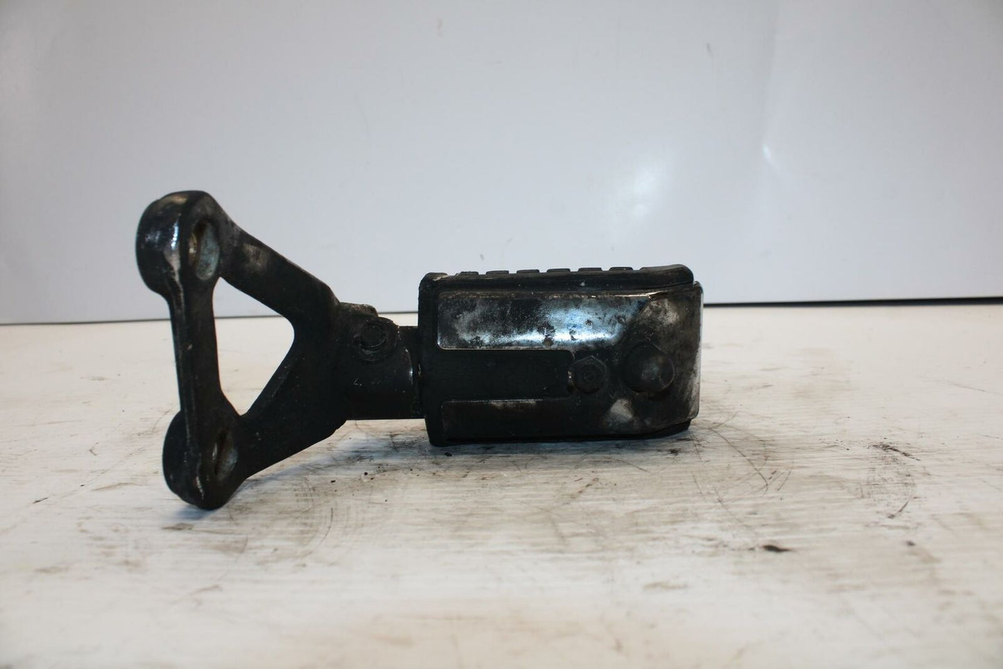84-85 HONDA V30 MAGNA RIGHT FRONT FOOT REST PEG STEP BB251