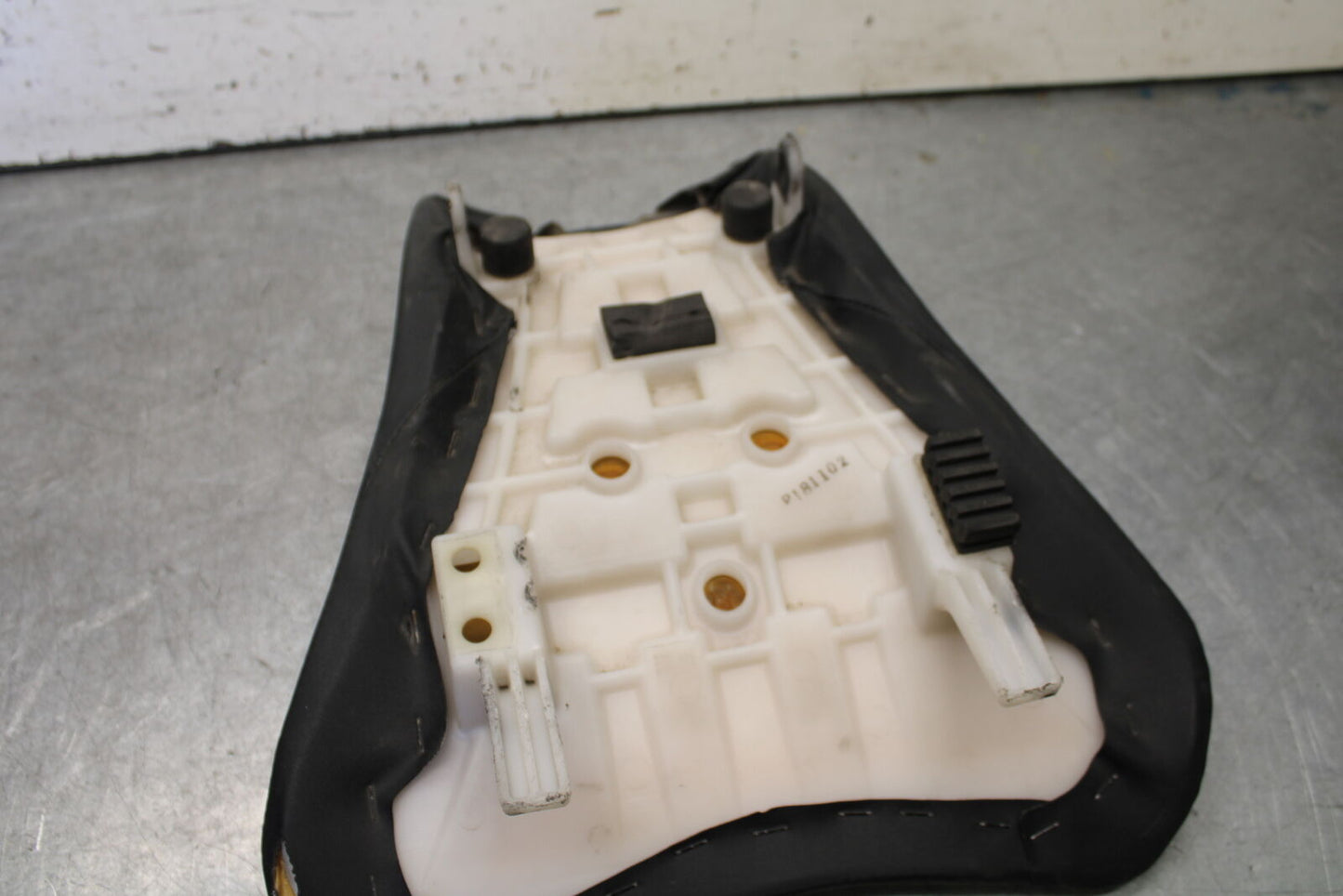 05-06 SUZUKI GSXR1000 FRONT DRIVERS SEAT PAD SADDLE 45100-41G01-6BY BB663