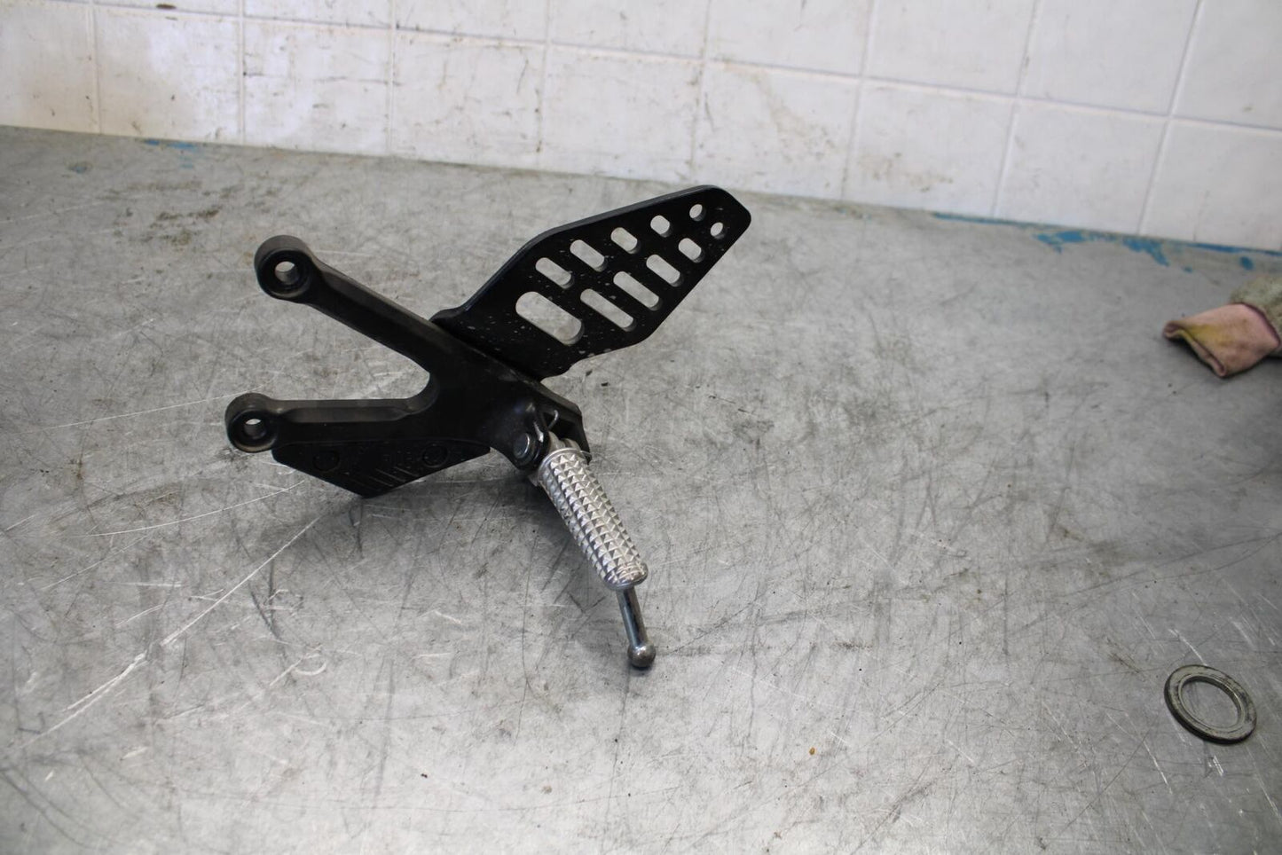 08-16 YAMAHA YZF R6 LEFT REARSET REAR SET DRIVER FOOT PEG REST STOP BB431