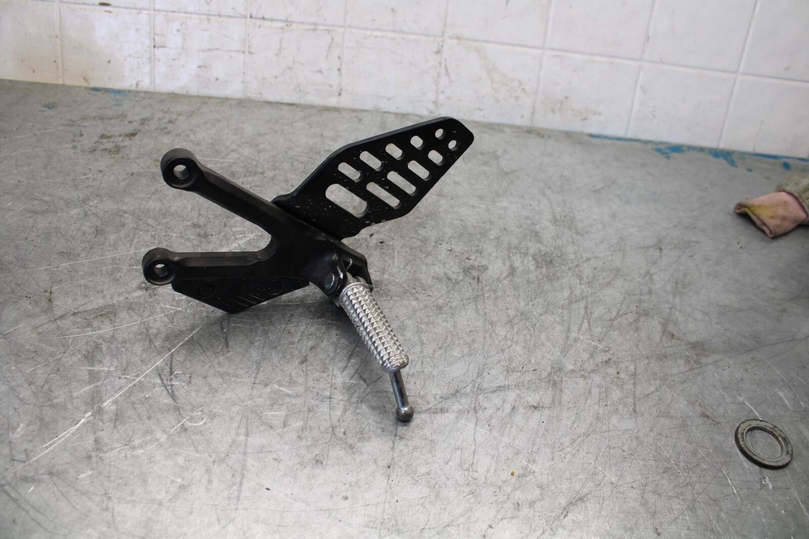 08-16 YAMAHA YZF R6 LEFT REARSET REAR SET DRIVER FOOT PEG REST STOP BB431