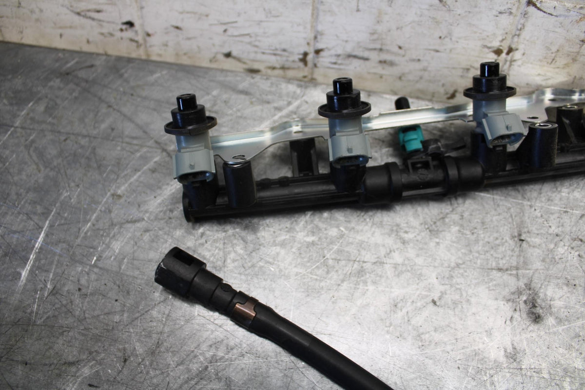 2009 Honda CBR600RR SECONDARY FUEL INJECTORS TOP AIRBOX GAS RAIL BB536