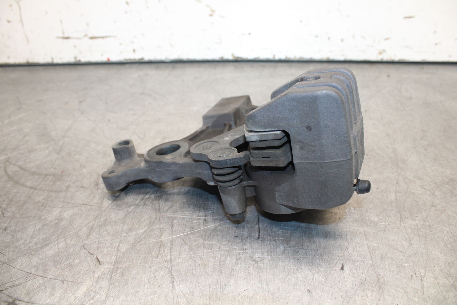 12-17 KAWASAKI ER-6N Z650 REAR BACK BRAKE CALIPER W MOUNT BRACKET BB709