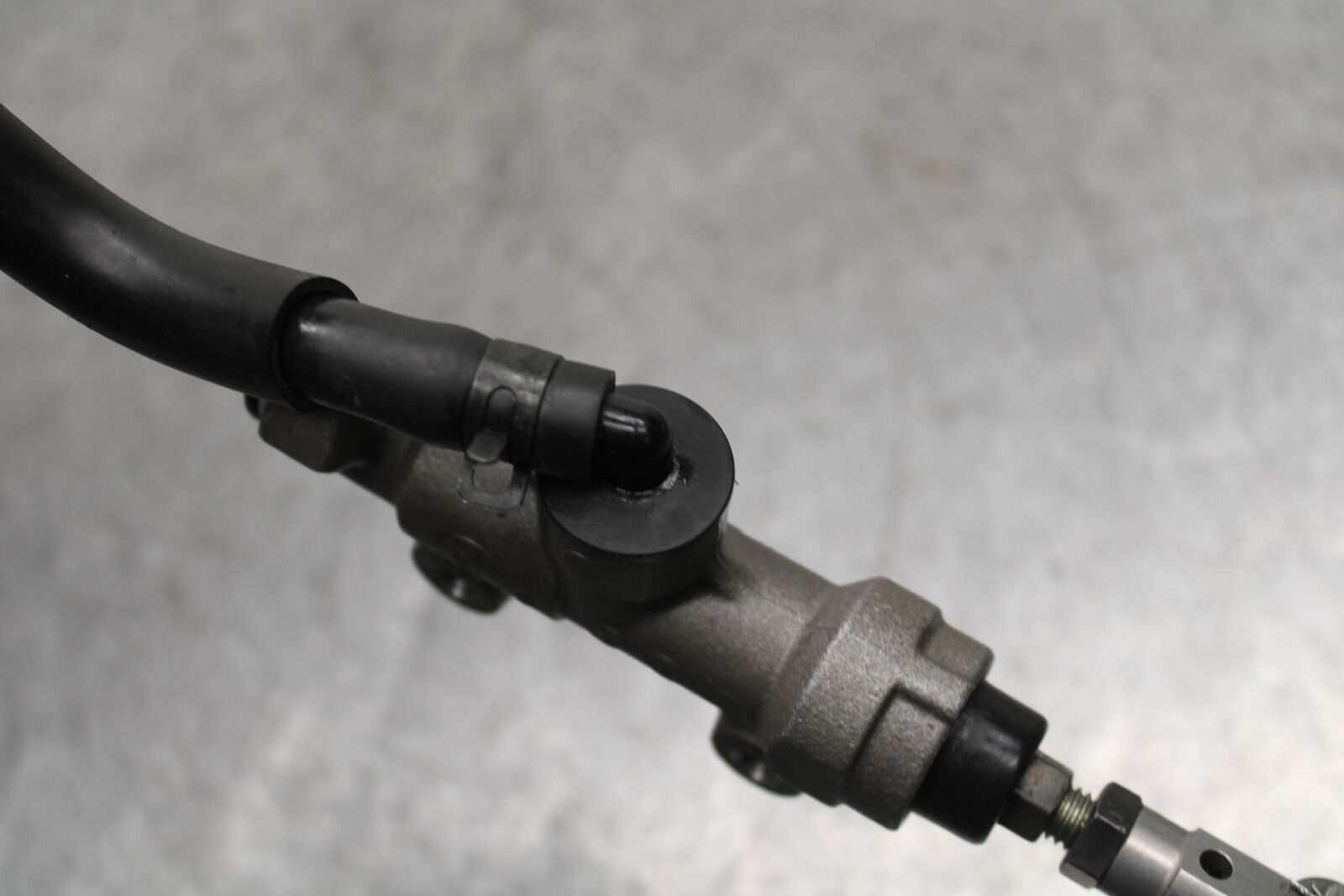 09-14 YAMAHA YZF R1 REAR BACK BRAKE MASTER CYLINDER 14B-2583V-00-00 BB118