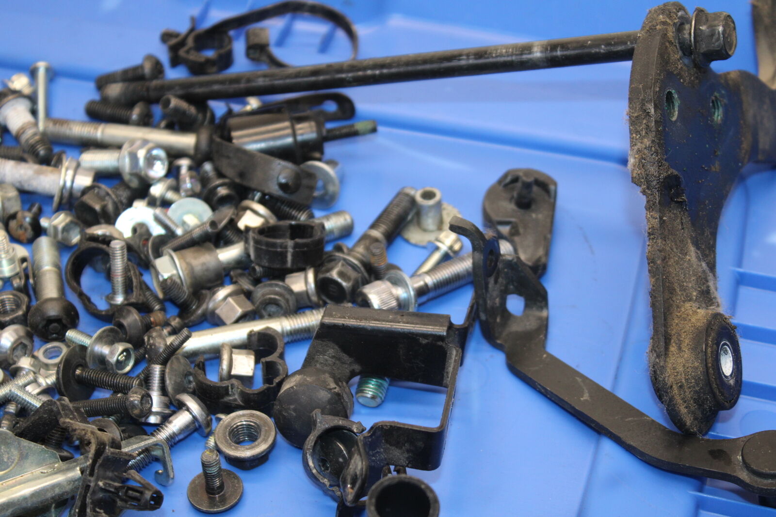 22-24 YAMAHA XSR900 MOUNTING BOLTS HARDWARE MOTOR SCREWS BB683