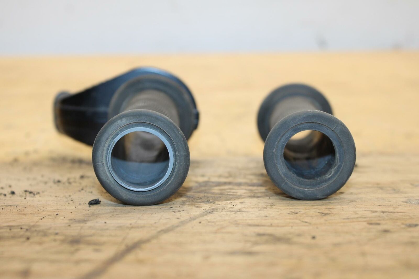 04-05 KAWASAKI NINJA ZX10R THROTTLE CABLE LINE HOUSING GUIDE GRIPS BB322