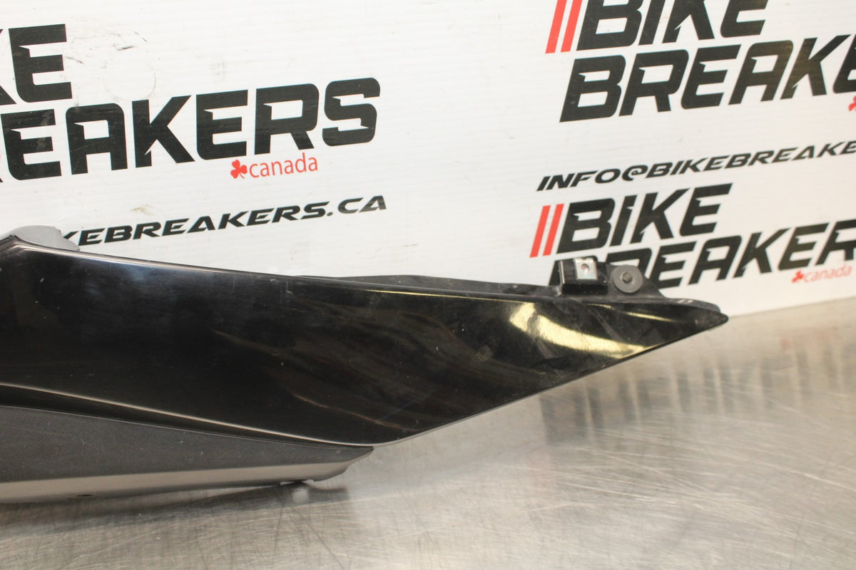 23 YAMAHA YZF R3 RIGHT REAR BACK TAIL FAIRING COWL SHROUD BB806