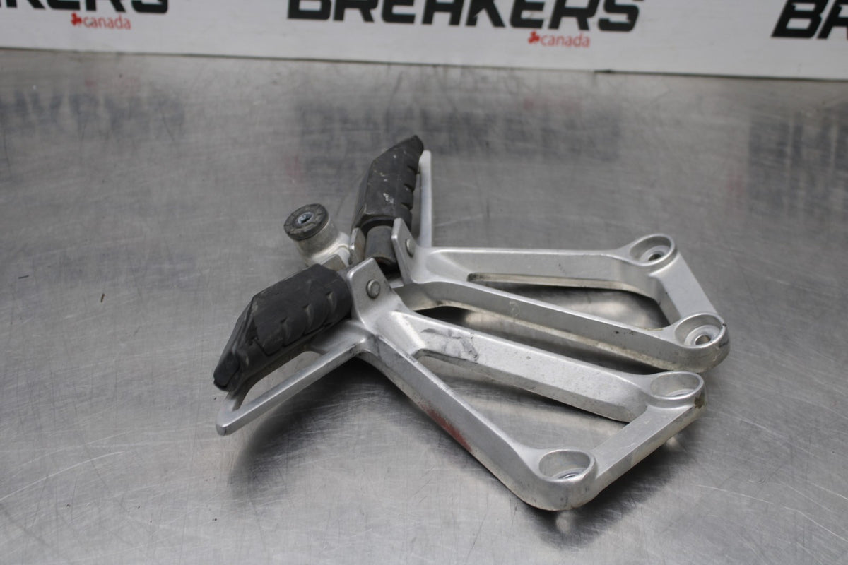 13-15 HONDA CBR500R REAR BACK PASSENGER PEG SET PAIR BB834