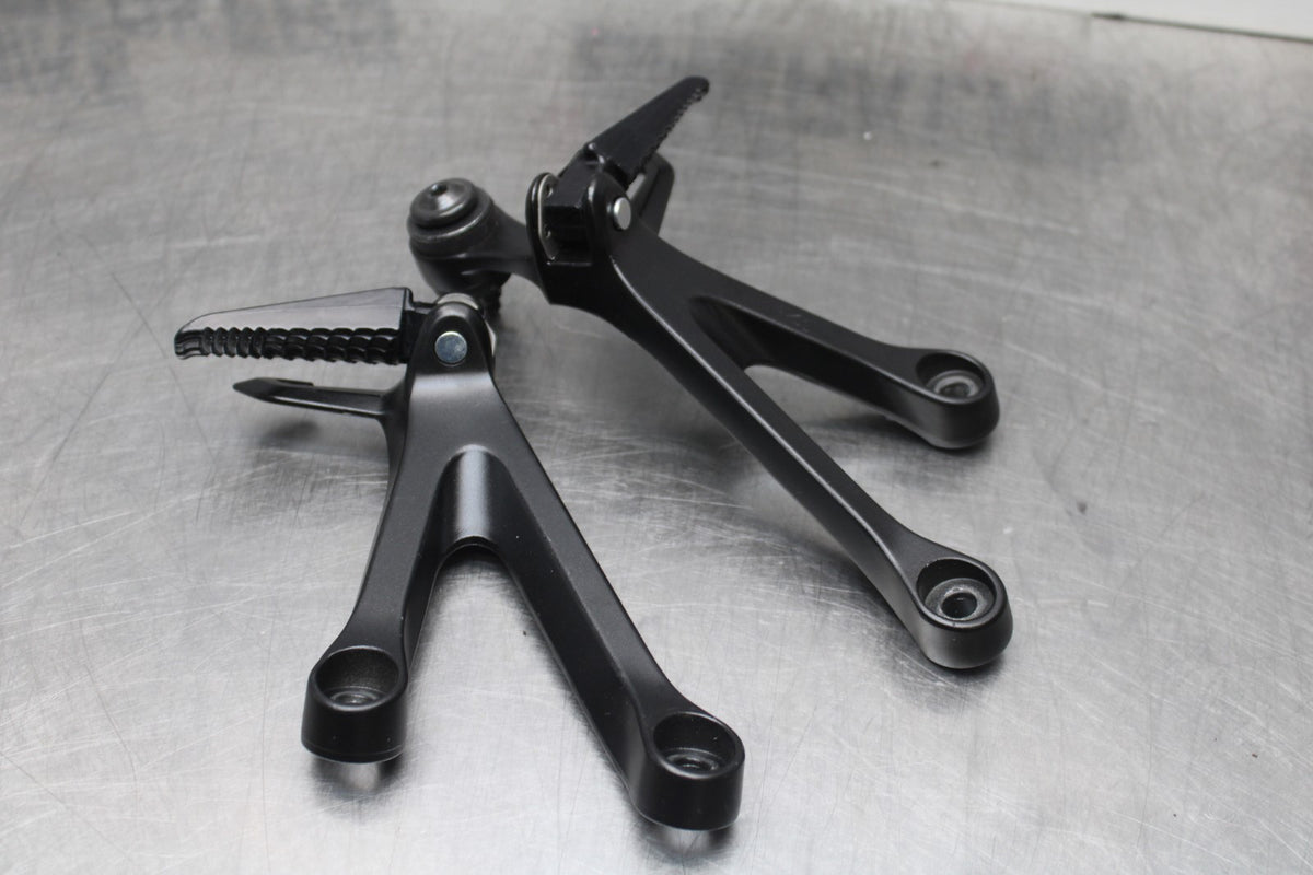 18 SUZUKI GSXR1000 REAR BACK PASSENGER PEG SET PAIR BB642
