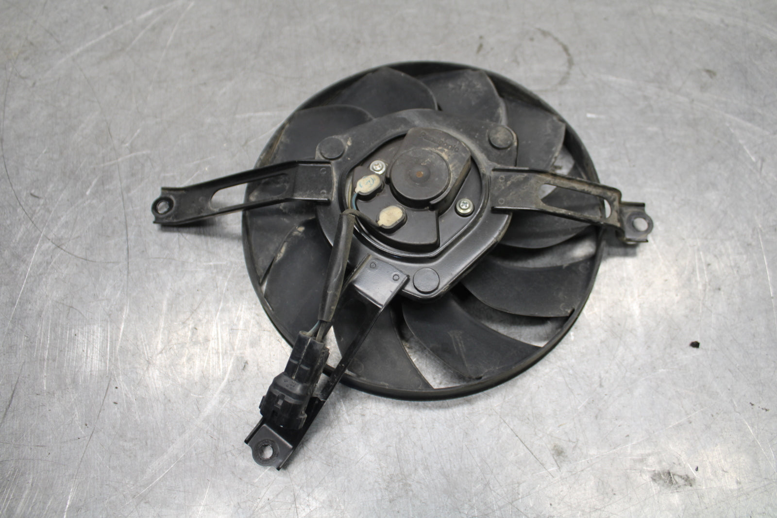17-21 HONDA CBR1000RR SP RIGHT ENGINE RADIATOR COOLING FAN MOTOR BB681