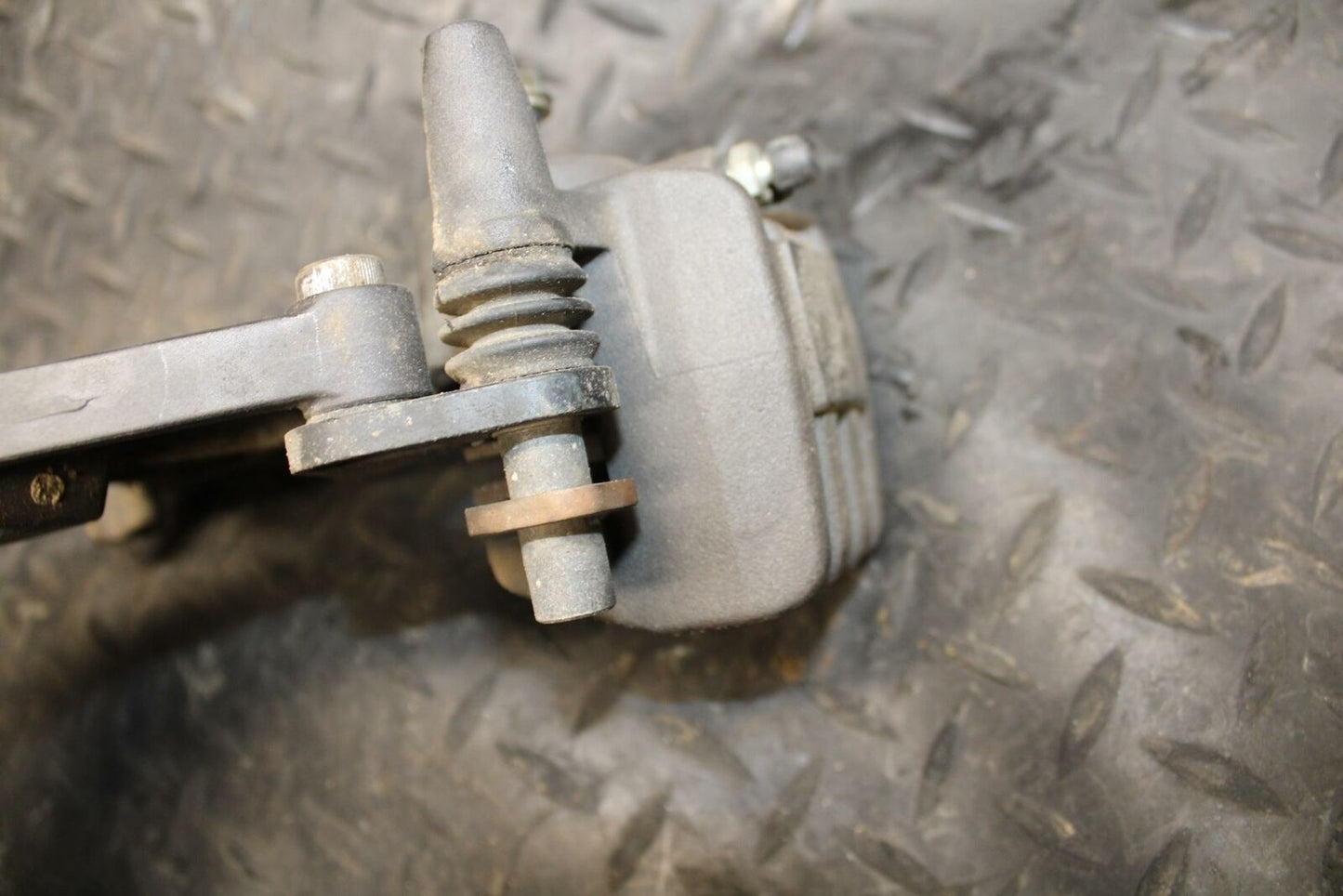 12-17 KAWASAKI NINJA 650 REAR  BRAKE CALIPER W MOUNT BRACKET 43034-0037 BB211