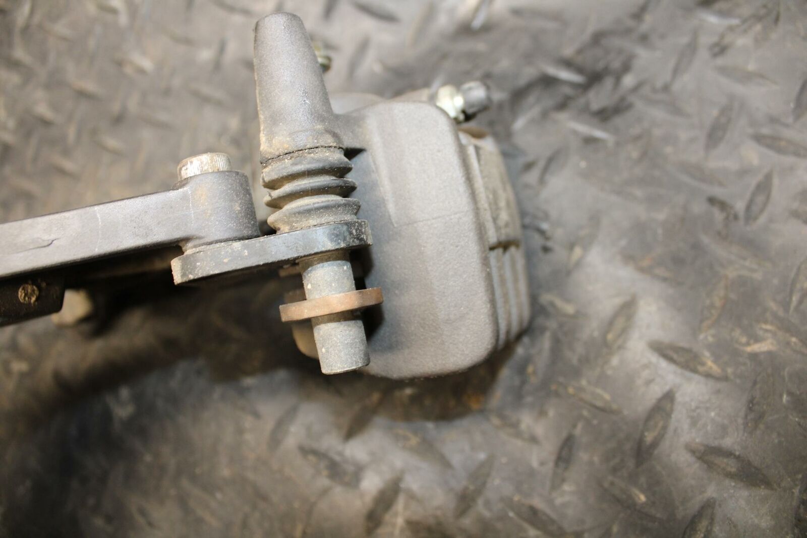 12-17 KAWASAKI NINJA 650 REAR  BRAKE CALIPER W MOUNT BRACKET 43034-0037 BB211