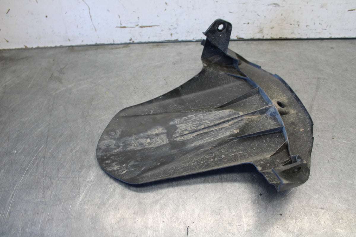 11-24 SUZUKI GSXR750 REAR BACK WHEEL TIRE HUGGER FENDER BB687