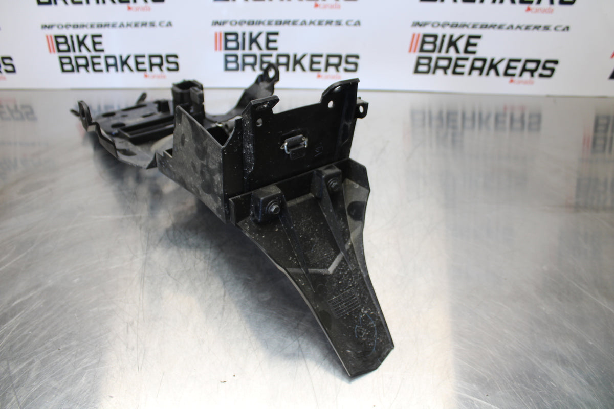 23 YAMAHA YZF R3 REAR BACK TAIL UNDERTAIL BATTERY TRAY PLASTIC BB147