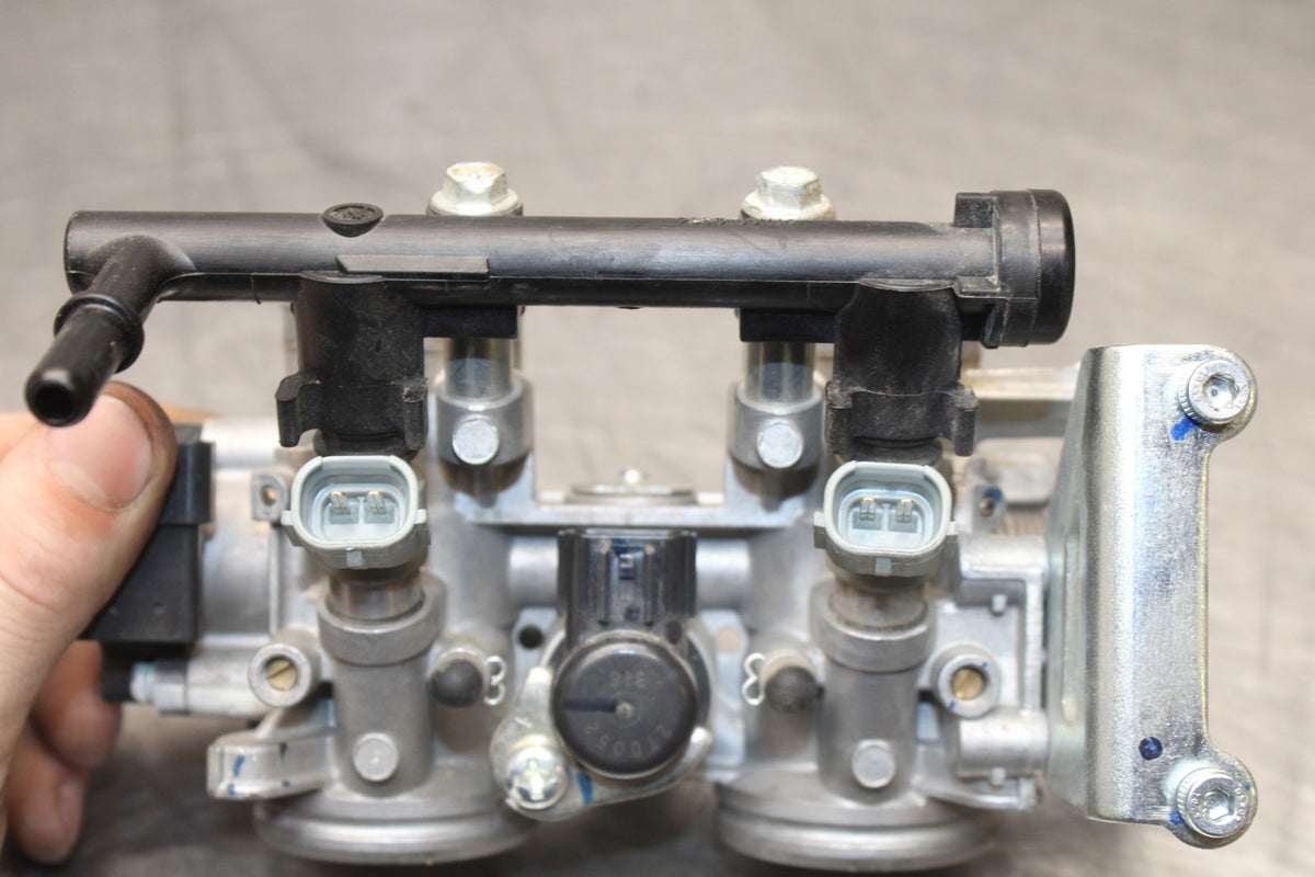 23 YAMAHA YZF R3 MAIN FUEL INJECTORS / THROTTLE BODIES BB806