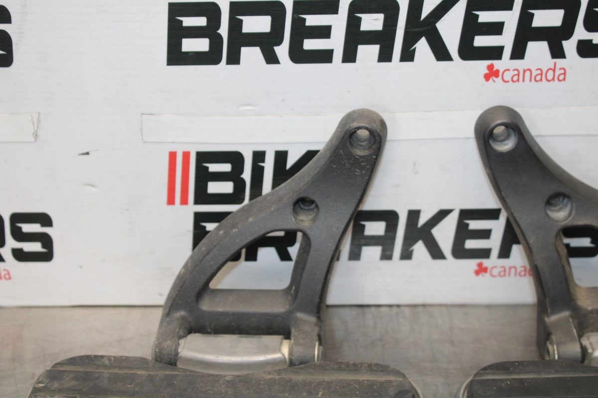 08 KAWASAKI VULCAN 1600 VN1600D NOMAD REAR PASSENGER FOOT STEP SET PAIR BB904