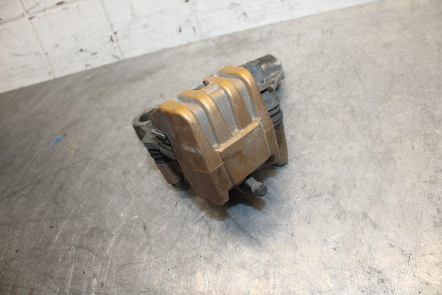 2004 Kawasaki Ninja ZX6RR ZX600M REAR BACK BRAKE CALIPER W MOUNT BRACKET BB43