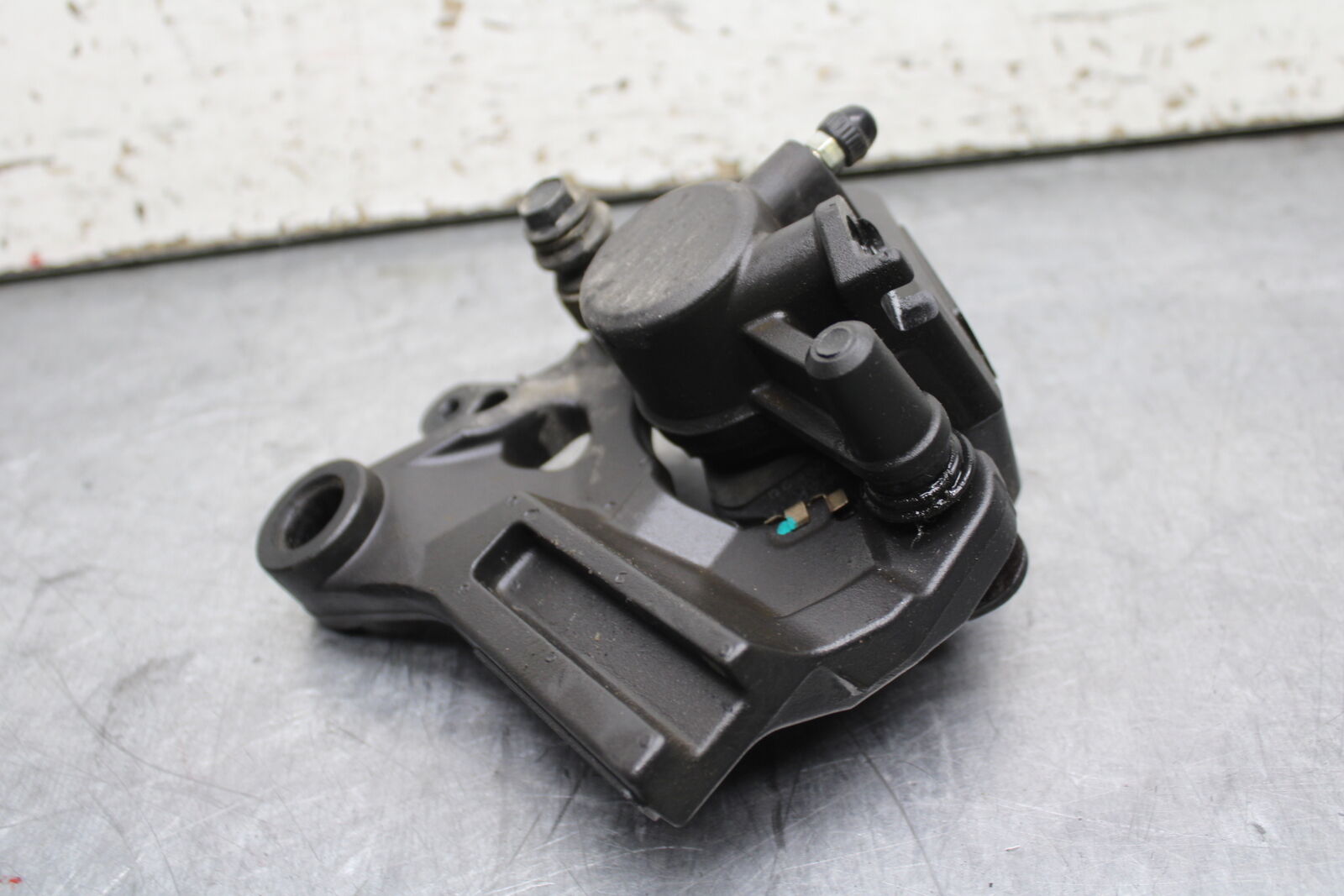 19-24 YAMAHA R3 REAR BACK BRAKE CALIPER W MOUNT BRACKET BB736