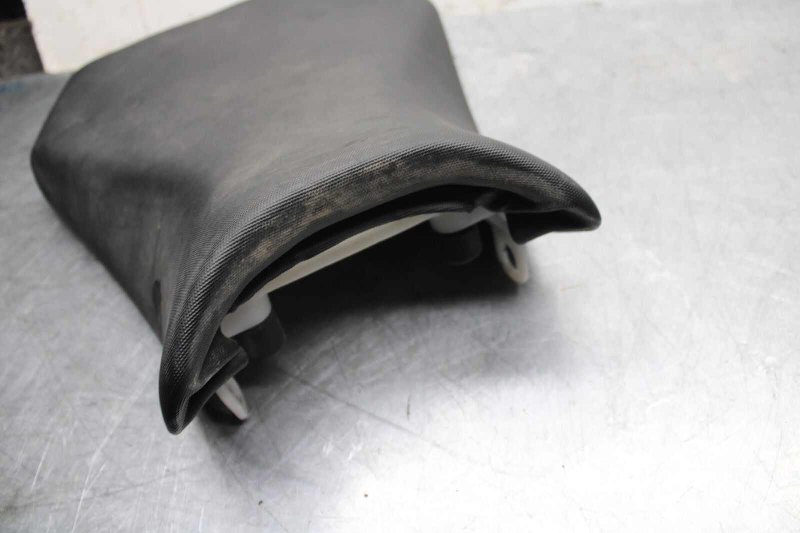 11-22 SUZUKI GSXR 600  FRONT DRIVERS SEAT PAD SADDLE  BB485