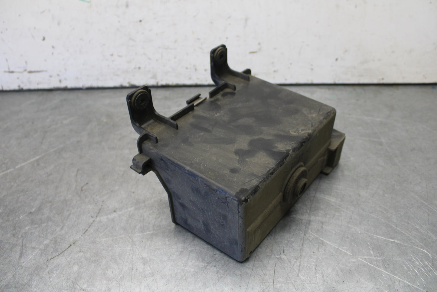 05-06 YAMAHA ROYAL STAR BATTERY TRAY BOX HOLDER BB697