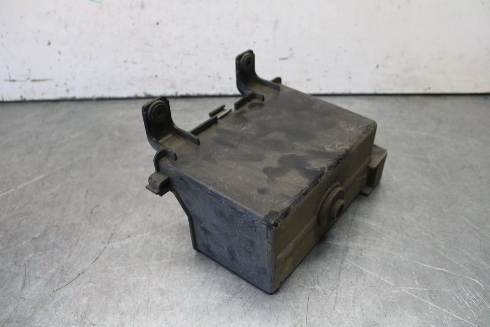 05-06 YAMAHA ROYAL STAR BATTERY TRAY BOX HOLDER BB697