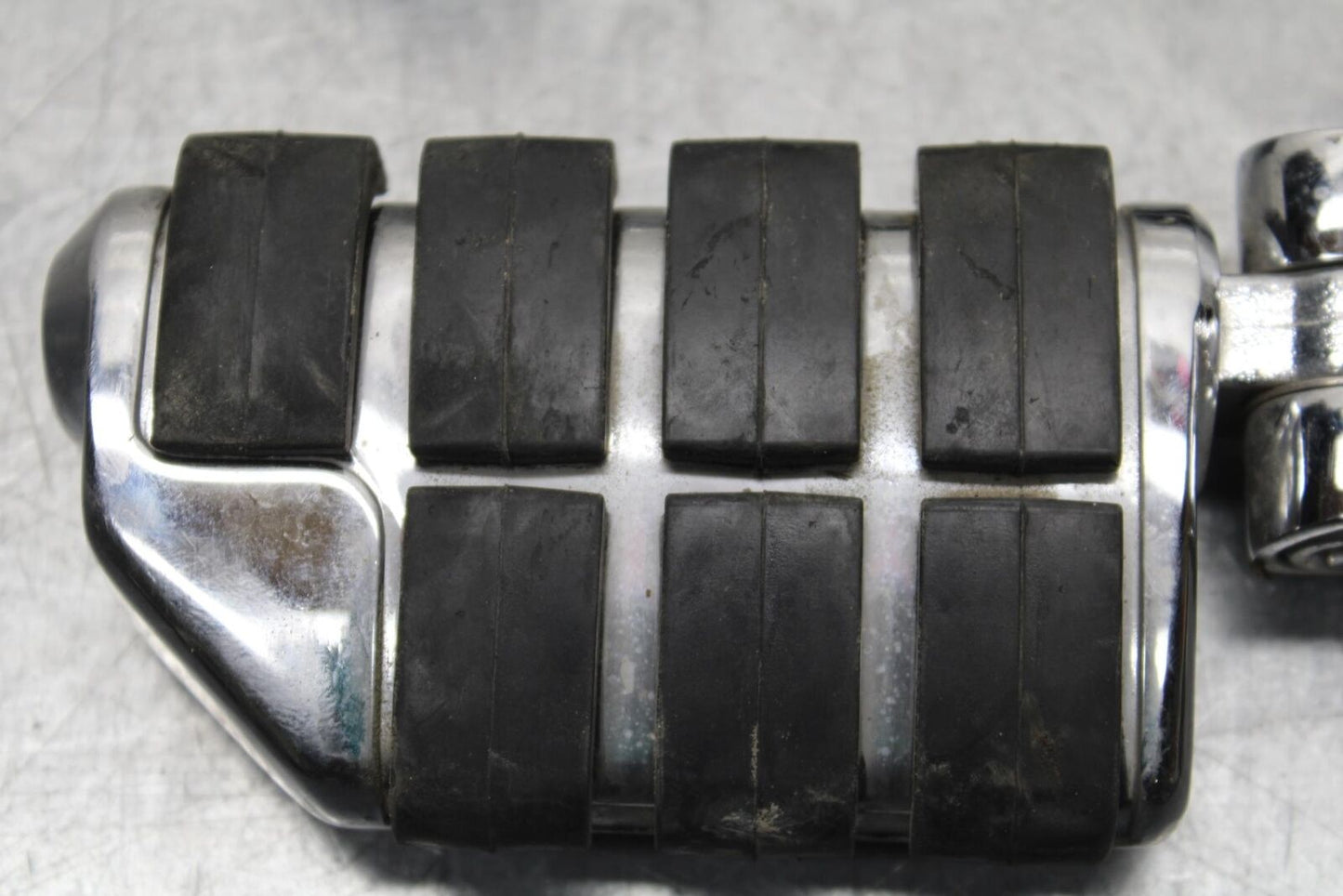 2005 Kawasaki Vulcan 1600 VN1600A Classic FRONT FOOT RESTS PEGS SET PAIR BB574