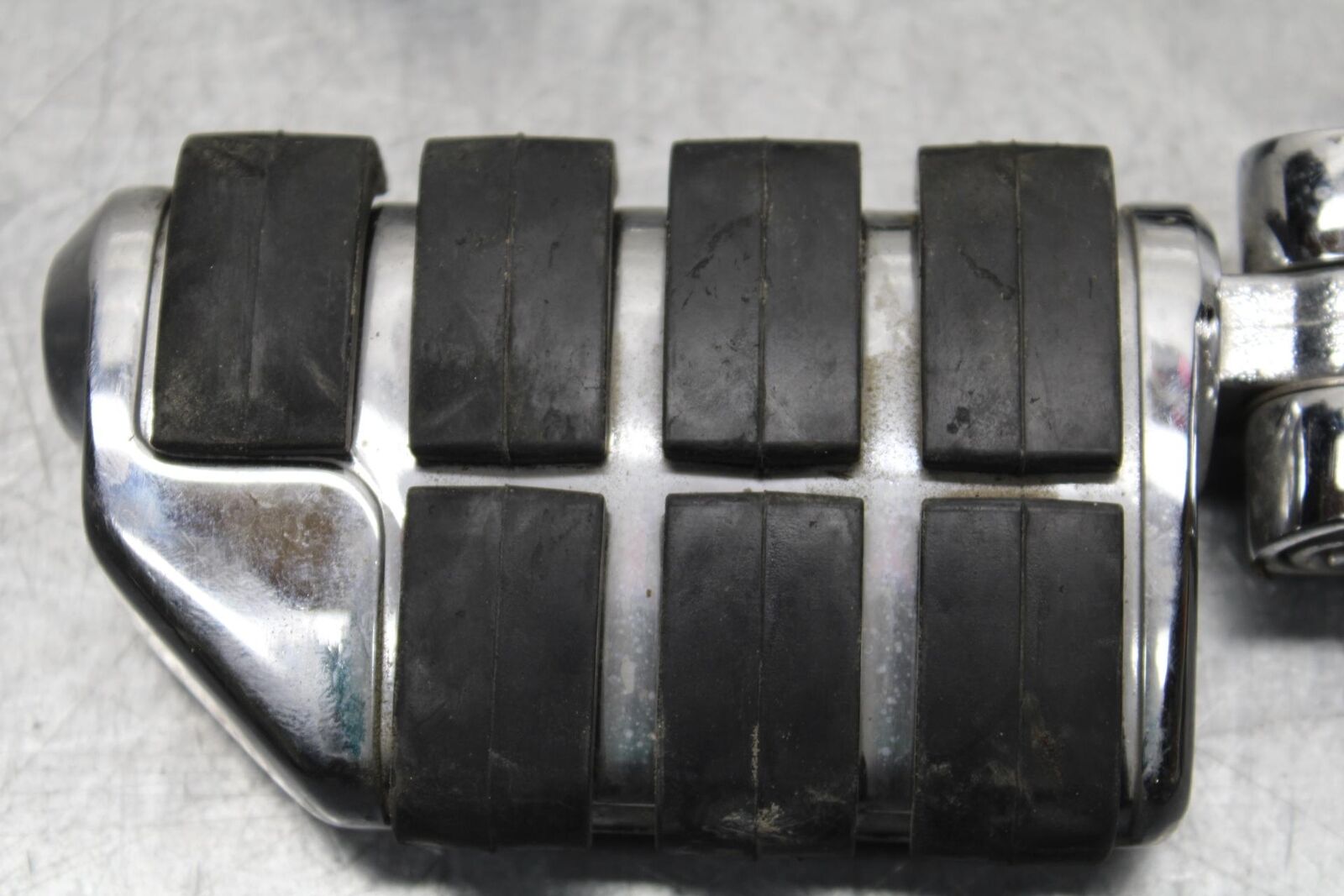 2005 Kawasaki Vulcan 1600 VN1600A Classic FRONT FOOT RESTS PEGS SET PAIR BB574