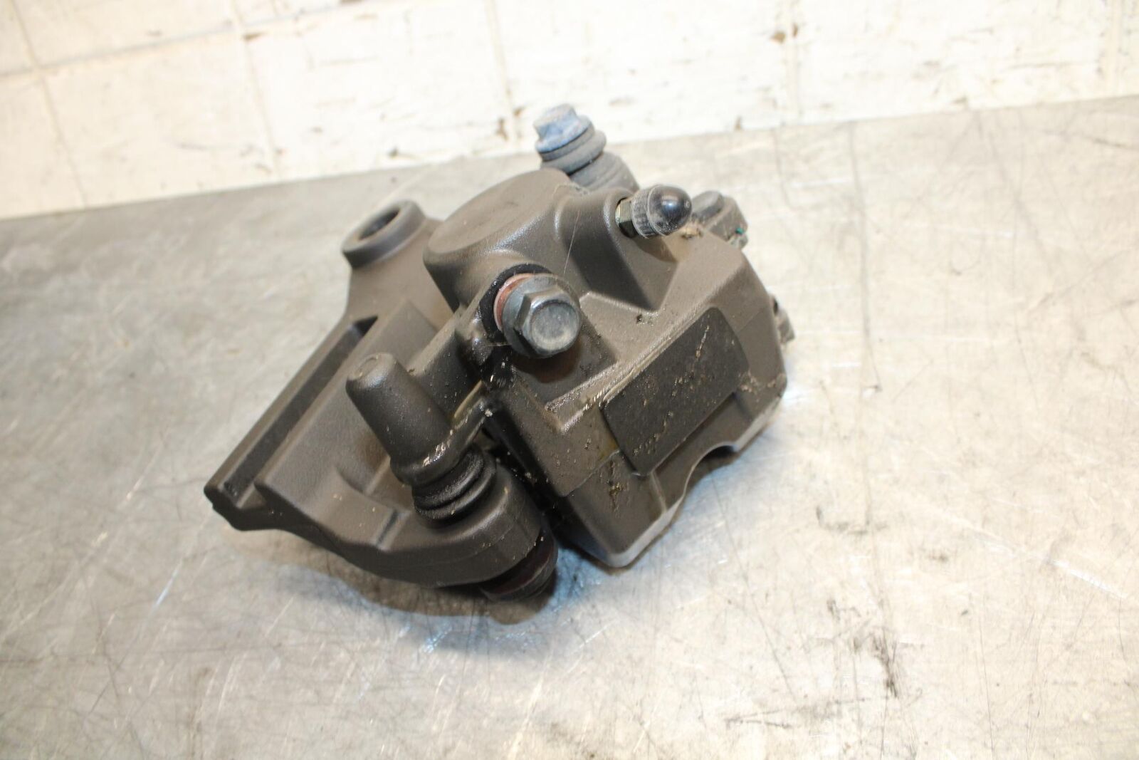 2015 Yamaha YZF R3 REAR BACK BRAKE CALIPER W MOUNT BRACKET 1WD-F580W-01-00 BB526