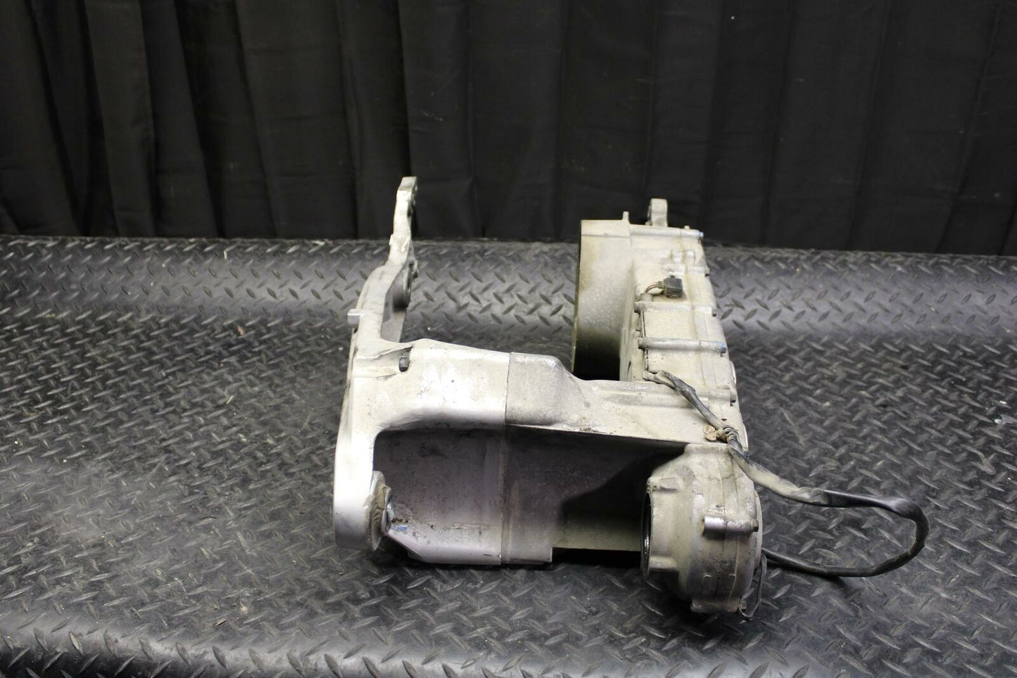07 SUZUKI BURGMAN 650 REAR SWINGARM BACK SUSPENSION SWING ARM W GEARCASE BB183