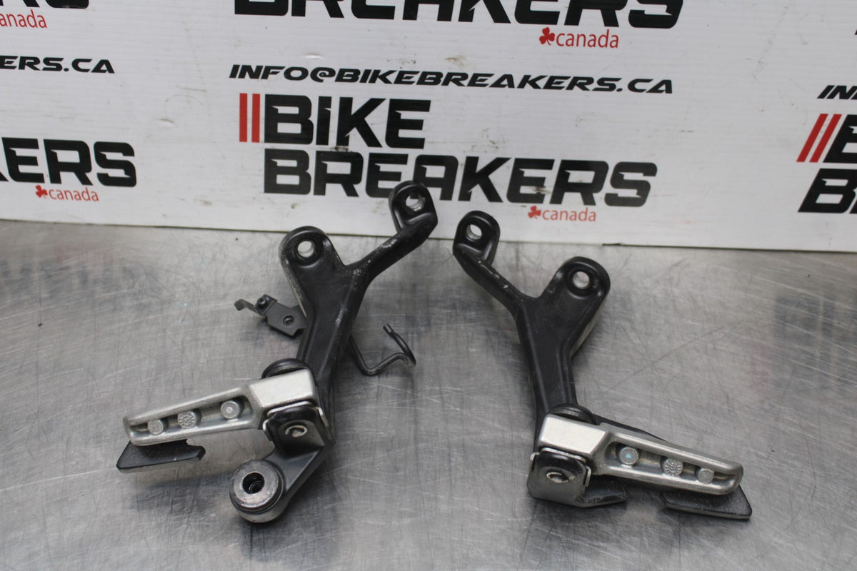 24 KAWASAKI NINJA 500 ABS REAR BACK PASSENGER PEG SET PAIR BB818