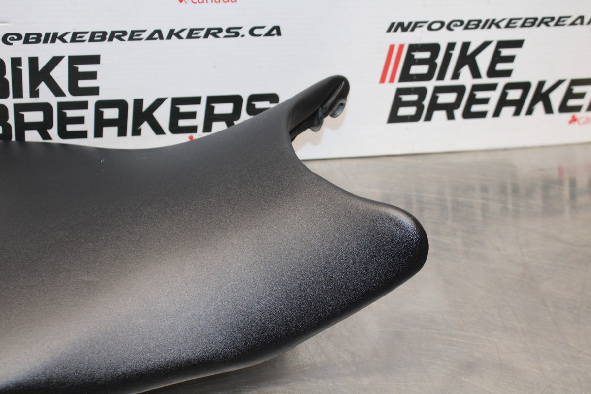 08-16 YAMAHA YZF R6 FRONT DRIVERS SEAT PAD SADDLE PILLION BB856