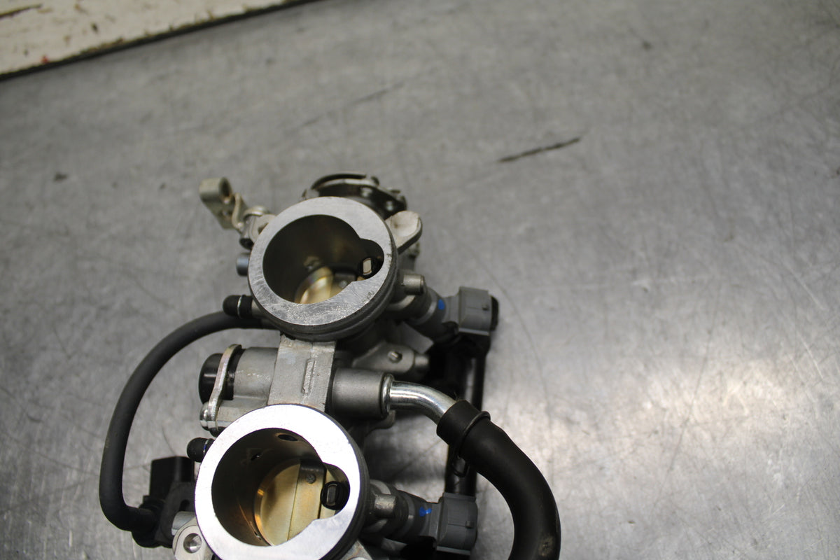 24 KAWASAKI NINJA 500 ABS MAIN FUEL INJECTORS / THROTTLE BODIES BB744