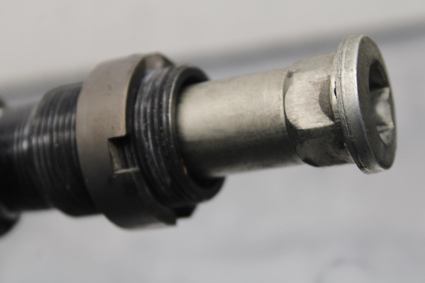 09-12 KAWASAKI NINJA ZX6R REAR BACK SWINGARM BOLT SUSPENSION PIVOT AXLE BB617