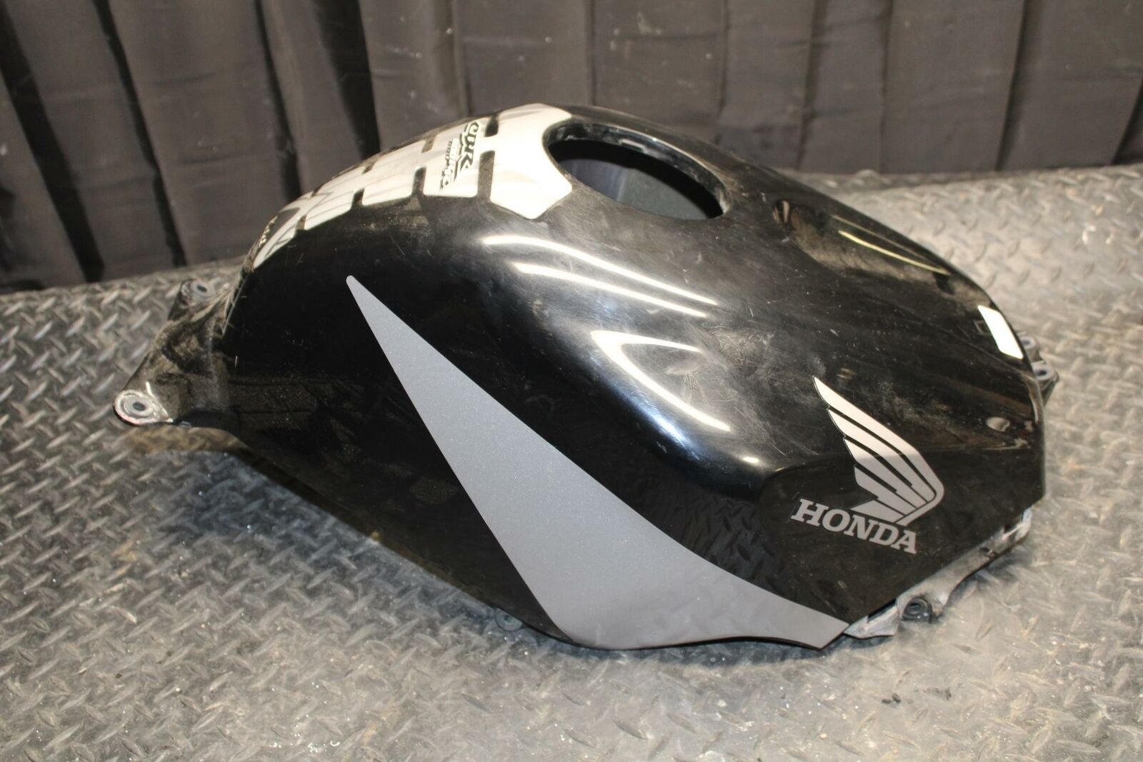 03-04 HONDA CBR600RR GAS TANK FUEL CELL COVER FAIRING COWL BB218