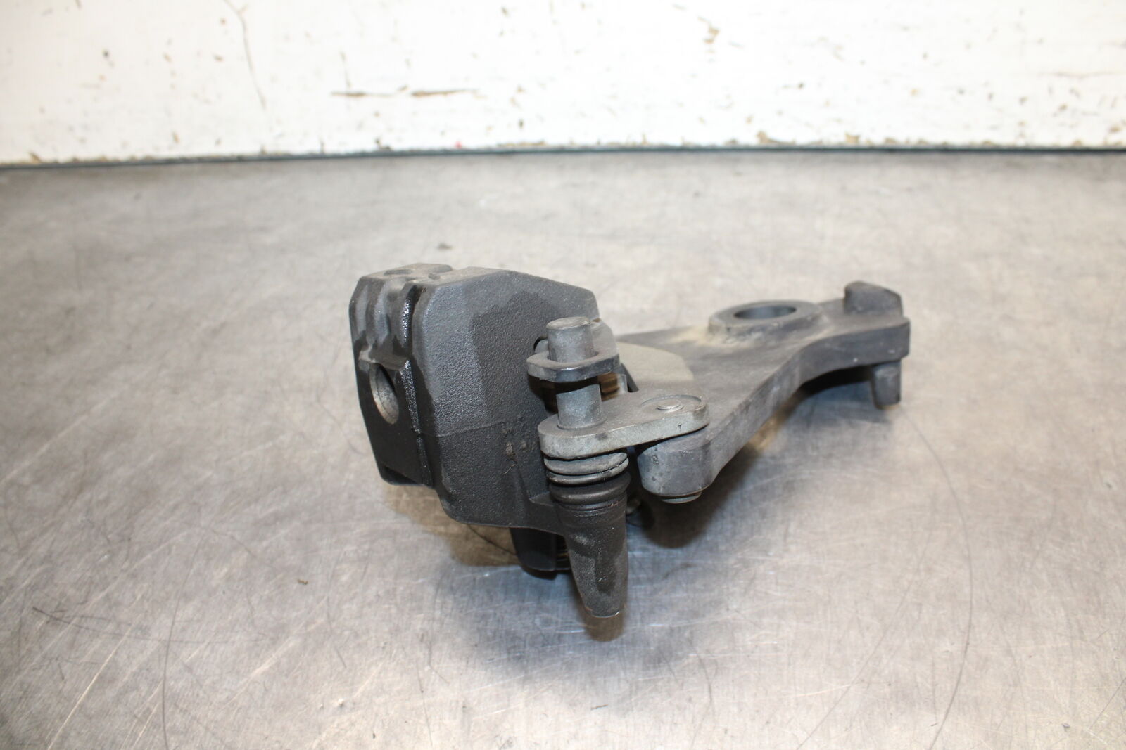 12-13 KAWASAKI Z1000 REAR BACK BRAKE CALIPER W MOUNT BRACKET BB743