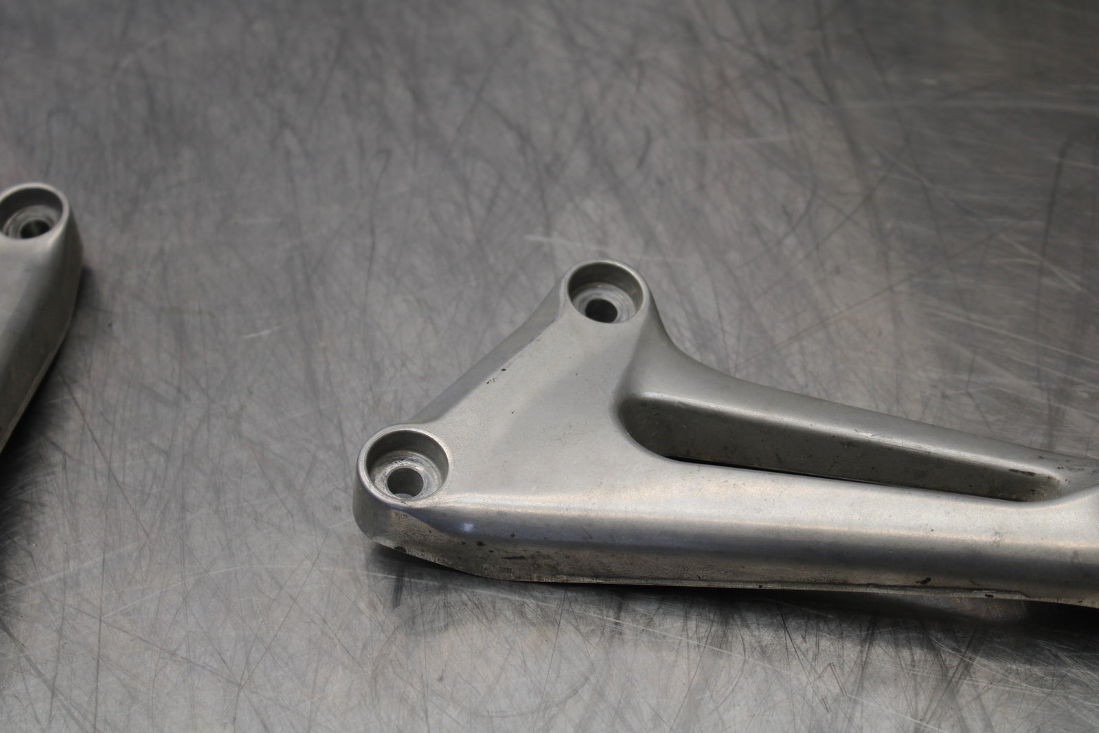 98-05 HONDA SUPER HAWK 1000 VTR1000F REAR BACK PASSENGER PEG SET PAIR BB152
